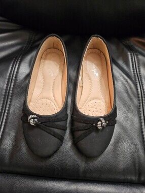 Bella Girls Black Ballet Flats with Crystal Accent Size 35 Which Is 3.5.